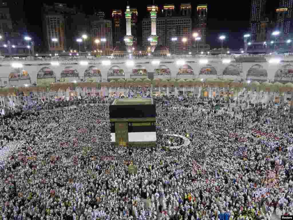 Ratusan ribu jemaah Haji melakukan ibadah Tawaf atau mengelilingi Kaaba sambil memanjatkan doa di Mekkah, Saudi Arabia.