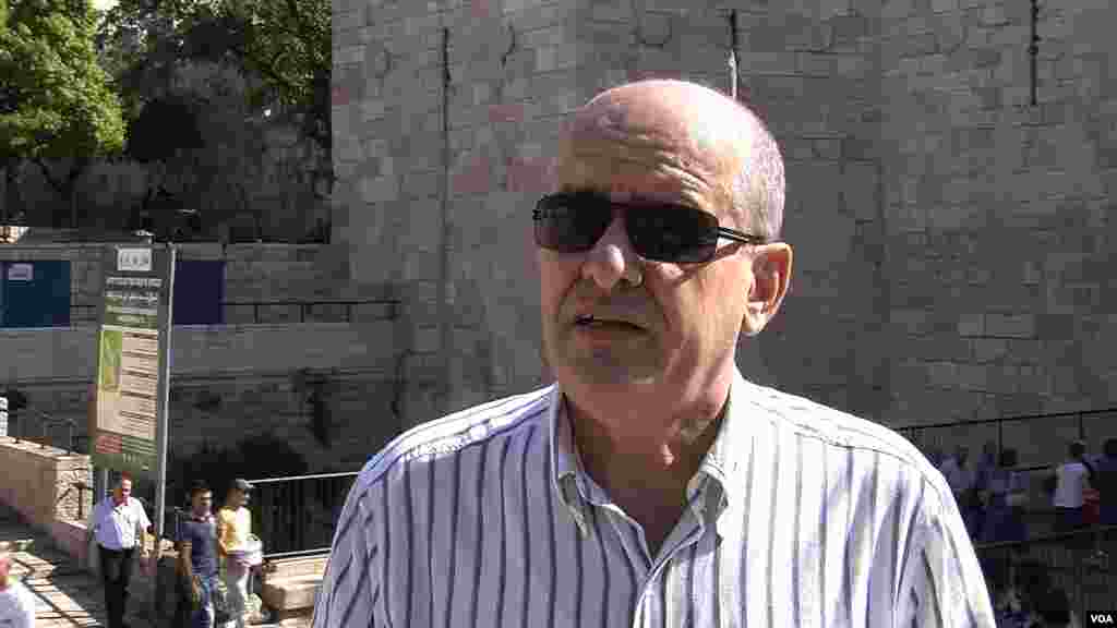 Ông Mohamed Abu Roob, chuyên viên làm kính mắt ở Phố Cổ Jerusalem nói lúc bắt đầu nhiệm kỳ đầu, Obama nói sẽ làm một cái gì đó để giải quyết cuộc tranh chấp giữa Israel và Palestine, nhưng chẳng thấy gì cả. (S. Bobb/VOA)