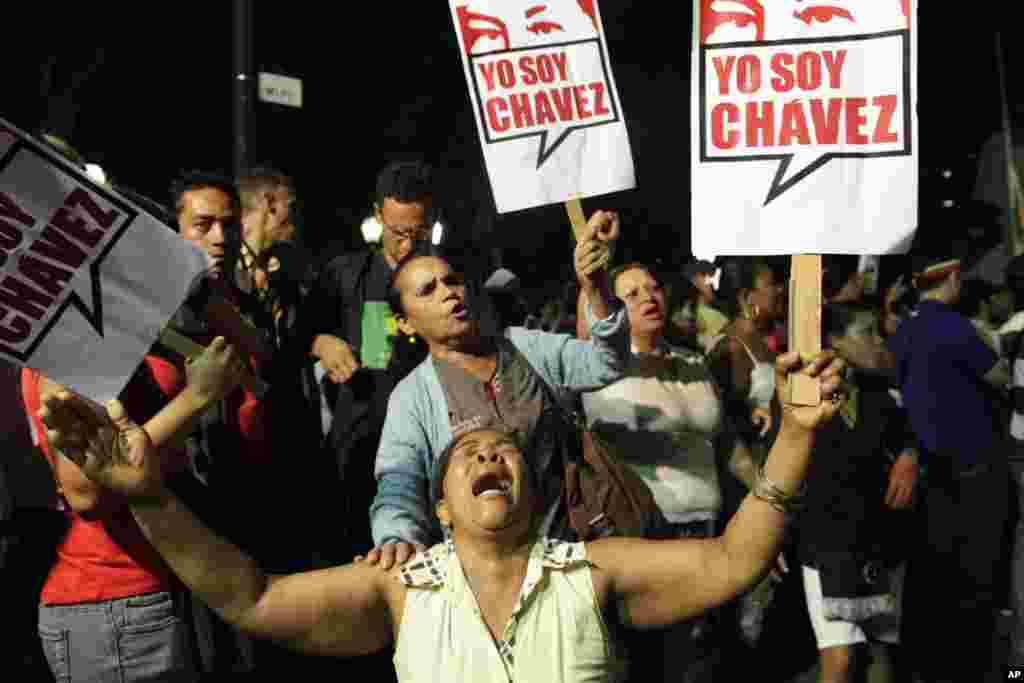 Những người ủng hộ ông Hugo Chavez cầm tấm bảng với hàng chữ 'Tôi là Chavez' tại Caracas, Venezula, ngày 5/3/2013.