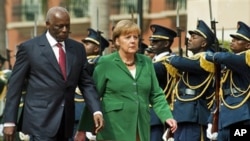 Eduardo dos Santos e Angela Merkle: consolidar a política externa
