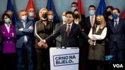 Lider URA i potpredsjednik Vlada Crne Gore i Dritan Abazović na konferenciji za novinare koalicije "Crno na bijelo", koju čine Ujedinjena reformska akcija i Savez građana Civis, u Podgorici, 17. januara 2022. (Foto: Jovo Radulović, Glas Amerike)