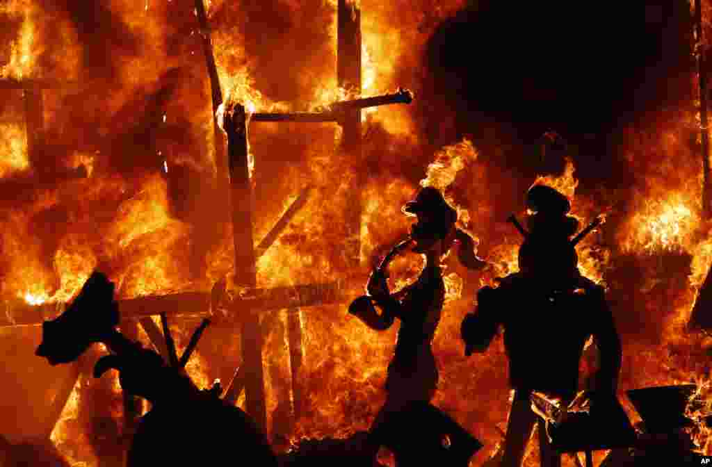 Beberapa patung tokoh-tokoh satir dibakar selama festival tradisional tahunan 'LaFallas' di kota Valencia, Spanyol.
