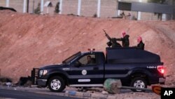 Les forces de sécurité jordaniennes quittant la prison où Sajida al-Rishawi et Ziad al-Karbouly ont été exécutés (AP)