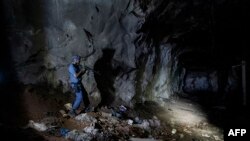 ARQUIVO: Polícia sul-africana patrulha uma mina abandonada durante uma operação em Stormhill, a oeste de Joanesburgo, a 10 de agosto de 2023.