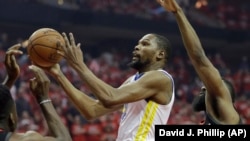 Kevin Durant contre James "The Beard" Harden, à droite, Houston, le 14 mai 2018. 