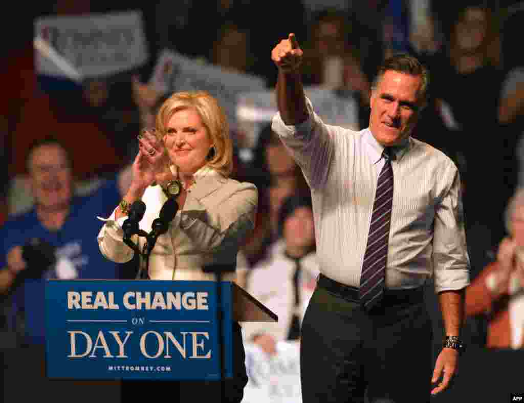 Ứng cử viên đảng Cộng hòa Mitt Romney và vợ Ann Romney tại một buổi vận động cuối ngày 5 tháng 11, 2012, tại trung tâm hội họp của hãng dịch vụ điện thoại Verizon Wireless ở Manchester, bang New Hampshire.