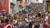 ARCHIVO - Migrantes comienzan su viaje hacia el norte con la esperanza de llegar a la frontera con Estados Unidos, en Tapachula, estado de Chiapas, México, el 23 de abril de 2023.