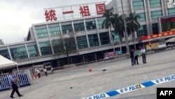 Investigators are seen on the square of Guangzhou railway station after a knife attack in Guangzhou, in southern China's Guangdong province, May 6, 2014.