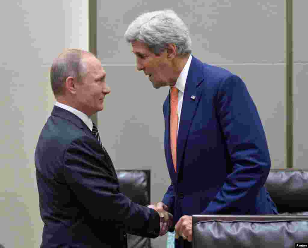 Presiden Rusia Vladimir Putin (kiri) menyambut Menteri Luar Negeri AS John Kerry menjelang pertemuan dengan Presiden AS Barack Obama di sela-sela KTT G20 di Hangzhou, provinsi Zhejiang, China (5/9).