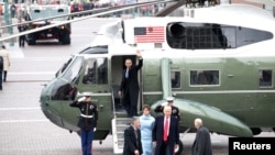 На фото: колишній президент США Барак Обама вітає Дональда Трампа та його дружину Меланію, 20-го січня, 2017-го року.