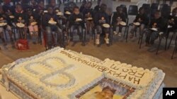 Crianças visitaram Nelson Nandela na sua casa para lhe cantar os parabéns.