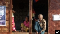 Người sắc tộc Kachin sống trong trại tạm cư dành cho những người đi lánh nạn vì giao tranh giữa binh sĩ chính phủ và nhóm Quân đội Kachin độc lập
