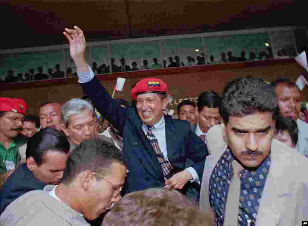 Ông Chavez vẫy chào đám đông sau khi tuyên bố ra tranh cử tổng thống tại trung tâm Quảng trường Caracas, ngày 29/7/1997.