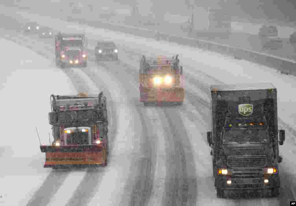 Xe ủi tuyết chạy trên đường Interstate 95 trong lúc tuyết bắt đầu rơi xuống ở Ashland, Virginia, ngày 22 tháng 1, năm 2016.