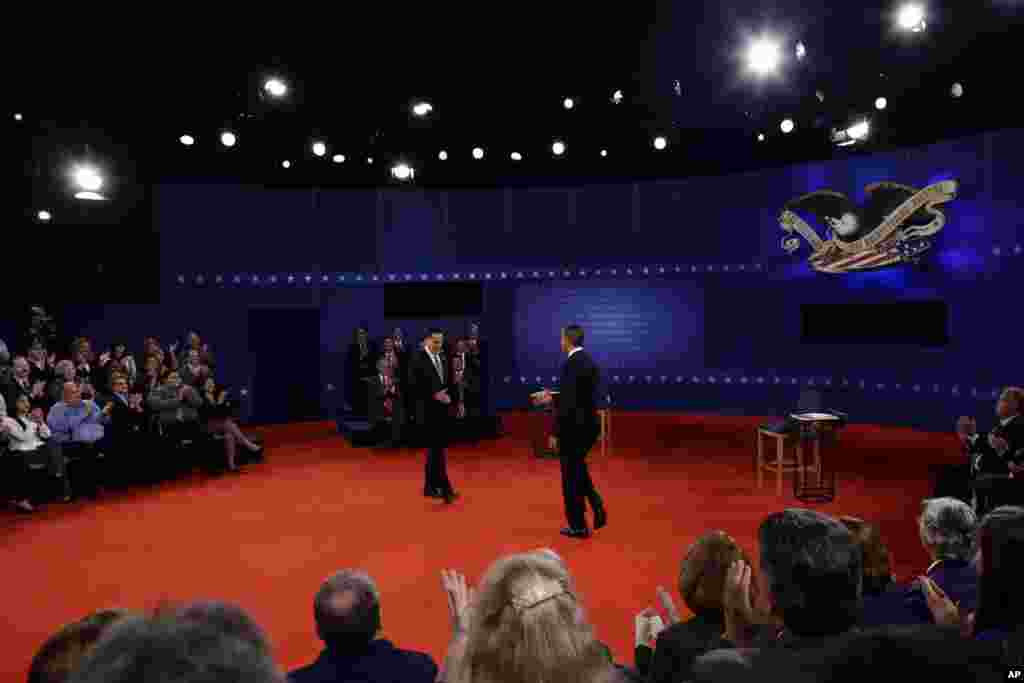 Tổng thống Obama và ứng cử viên tổng thống của đảng Cộng hòa Mitt Romney tranh luận lần thứ hai tại Đại học Hofstra ở Hempstead, New York, ngày 16/10/2012.