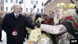 Đương kim Tổng thống Alexander Lukashenko ra tranh nhiệm kỳ thứ tư và nhiều người nghĩ ông sẽ thắng 9 đối thủ lần này