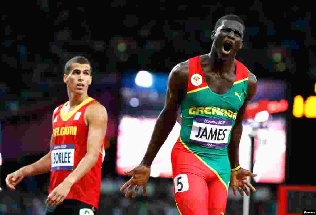 Vận động Kirani James của Grenada phản ứng sau khi thắng cuộc chạy đua cự ly 400 mét. Đứng sau anh là Jonathan Borlee của Bỉ