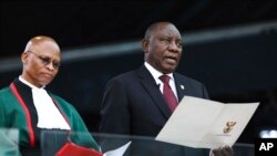 Presiden Afrika Selatan Cyril Ramaphosa (kanan) sedang mengucapkan Sumpah Jabatan di samping Ketua Mahkamah Agung Mogoeng Mogoeng di Stadion Loftus Versfeld di Prestoria, Afrika Selatan, 25 Mei 2019.
