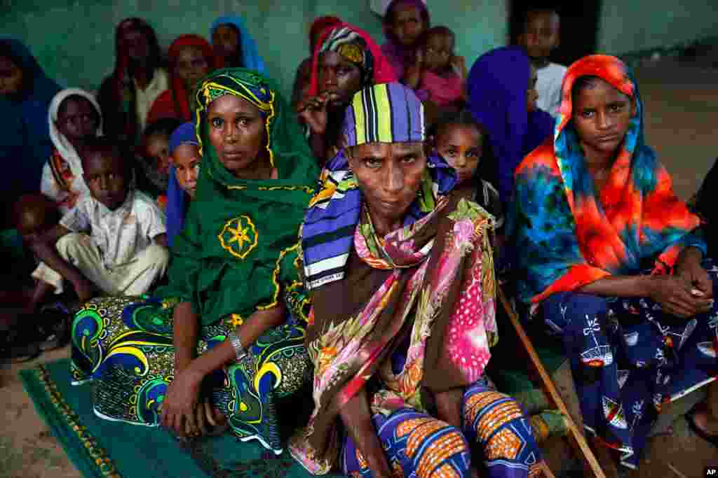 Para perempuan berlindung di sebuah rumah dekat masjid Nour Islam di Bangui, Republik Afrika Tengah (CAR), untuk menghindari kekerasan sektarian yang sudah menewaskan 500 orang.