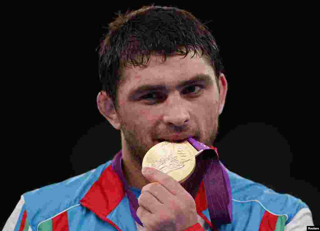 Şərif Şərifov eyni gündə Azərbaycana ikinci qızıl medalı qazandırır. Eyni gündə, eyni zalda, eyni himn ikinci dəfə səslənir.