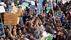هواداران معمر قذافی در تظاهراتی در طرابلس