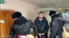 На этой фотографии, взятой из видео, опубликованного новостным телеграм-каналом outlaw STAR, 17 января 2024 года, сотрудники российской полиции сопровождают Фаиля Алсонова в суд в Баймаке, (Фото Russian independent news outlet SOTA telegram channel via AP)
