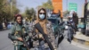 Pasukan Taliban berjaga-jaga selama protes oleh perempuan di Kabul, Afghanistan, 21 Oktober 2021. (Foto: AP)