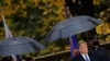 El presidente Donald Trump, acompañado de la primera dama, Melania Trump, a su llegada el miércoles, 11 de noviembre de 2020, al cementerio de Arlington, en Virginia, como tributo en el Día de los Veteranos.