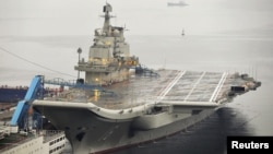 中国的第一艘航母辽宁号9月22日停泊在大连港