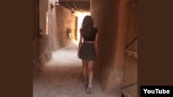 Seorang perempuan muda memakai rok mini saat mengunjungi tempat-tempat bersejarah di Saudi, dalam rekaman video yang beredar di YouTube. 