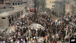 Rescatistas y voluntarios limpian los escombros y buscan víctimas después de que un misil ruso impactara en el principal hospital infantil del país, Okhmadit, en Kiev, Ucrania, el 8 de julio de 2024.