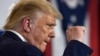 El presidente Donald Trump alza el puño al concluir un discurso en Clyde, Ohio, el 6 de agosto.