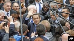 Tổng thống Pháp Nicolas Sarkozy (giữa) vẫy chào ủng hộ viên khi ông đến Chateaurenard trước khi vận động tranh cử ở Avignon hôm 30/4/12