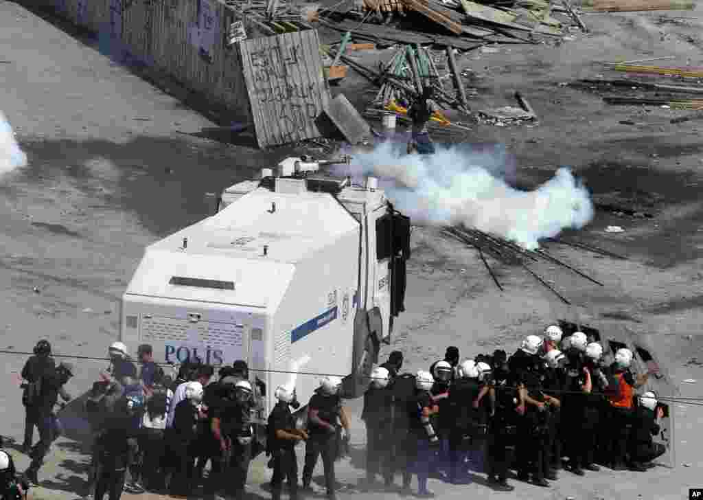 Người biểu tình bỏ chạy để tránh hơi cay của cảnh sát tại Quảng trường Taksim, ngày 11/6/2013.