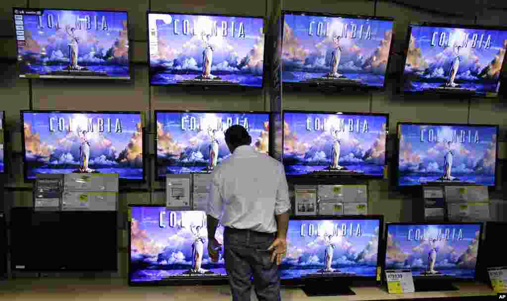 Người khách đang suy tính xem nên mua TV nào tại cửa hàng Best Buy ở Franklin, Tennessee.