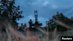 Украинский военнослужащий из мобильного подразделения противовоздушной обороны возле зенитной пушки ЗУ-23-2 в ожидании российских беспилотников в Херсонской области, Украина, архивное фото. REUTERS/Ivan Antypenko/File Photo