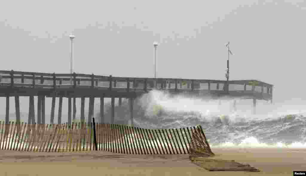 Những cơn sóng lớn đập vào cầu tàu ở thị trấn Nags Head, tiểu bang North Carolina, ngày 28/10/2012.
