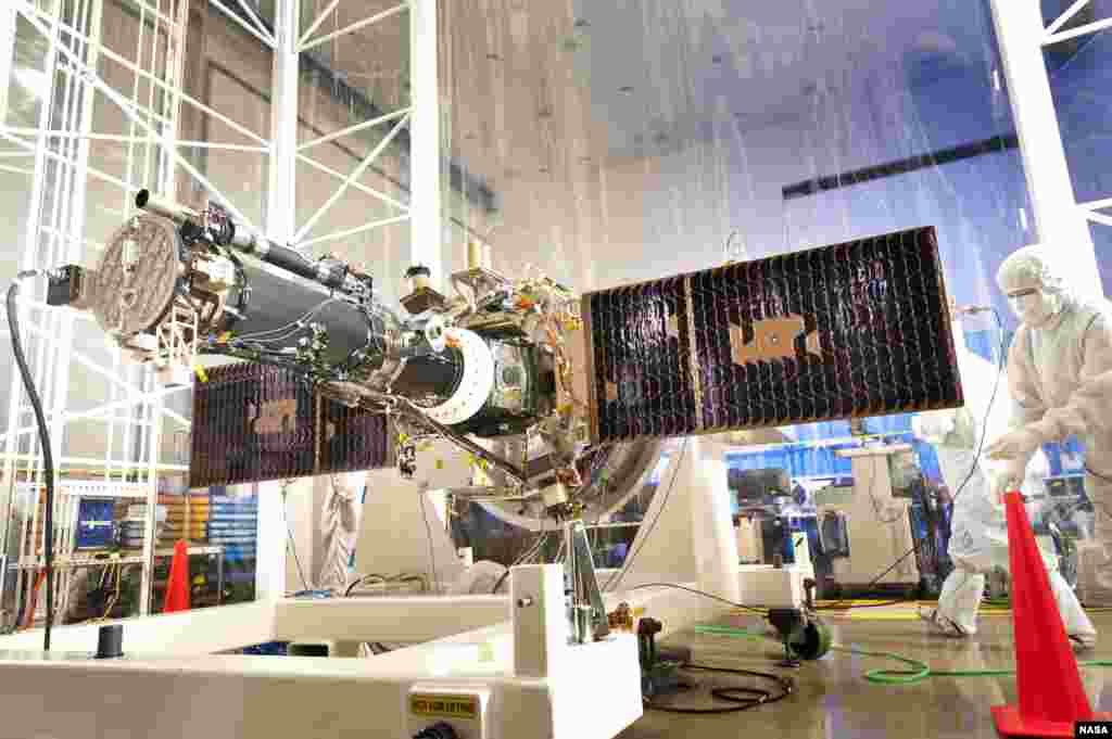 Wahana antariksa tak berawak NASA, yang dinamai Interface Region Imaging Spectrograph (IRIS) buatan Lockheed Martin Space Systems, terlihat di sebuah ruangan di Sunnyvale, California. IRIS akan diluncurkan tanggal 26 Juni mendatang.