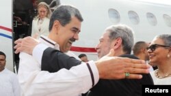 El presidente de Venezuela, Nicolás Maduro, saluda al primer ministro de San Vicente, Ralph Gonsalves, al llegar al país caribeño para reunirse con su homólogo de Guyana, el jueves 14 de diciembre de 2023.