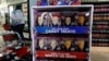 Sejumlah suvenir pilpres boneka Presiden Donald Trump dan lawannya, Joe Biden, tampak di toko permen, Largest Candy Store, di Jordan, Minnesota, 24 Oktober 2020. (Foto: Reuters)