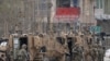 Des soldats de l'OTAN inspectent près du site d'une attaque à Kaboul, en Afghanistan, le 25 mars 2020.