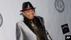 ARCHIVO- Joe Jackson asiste a una gala de la Fundación The Friars Foundation en honor de Robert De Niro y Carlos Slim en el hotel The Waldorf-Astoria, el martes 7 de octubre de 2014, en New York.