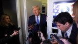 Президент Дональд Трамп общается с журналистами на борту Air Force One по возвращении в Вашингтон, округ Колумбия, 9 марта 2025 
