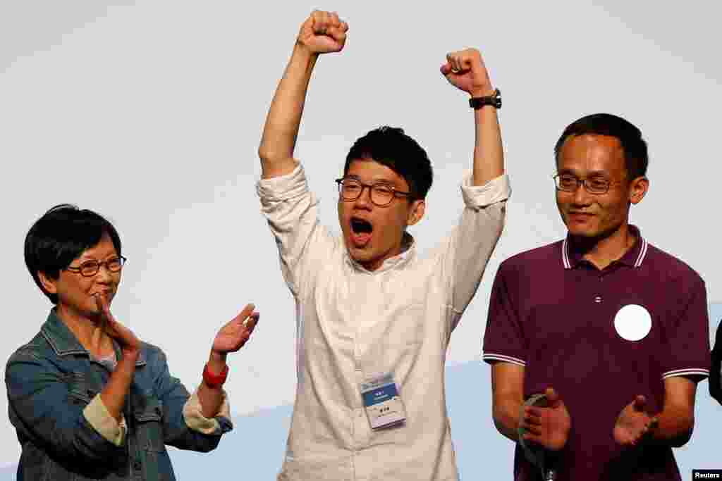Seorang pemimpin mahasiswa, Nathan Law (tengah) merayakan kemenangan setelah terpilih pada pemilu Dewan Legislatif di Hong Kong, China.