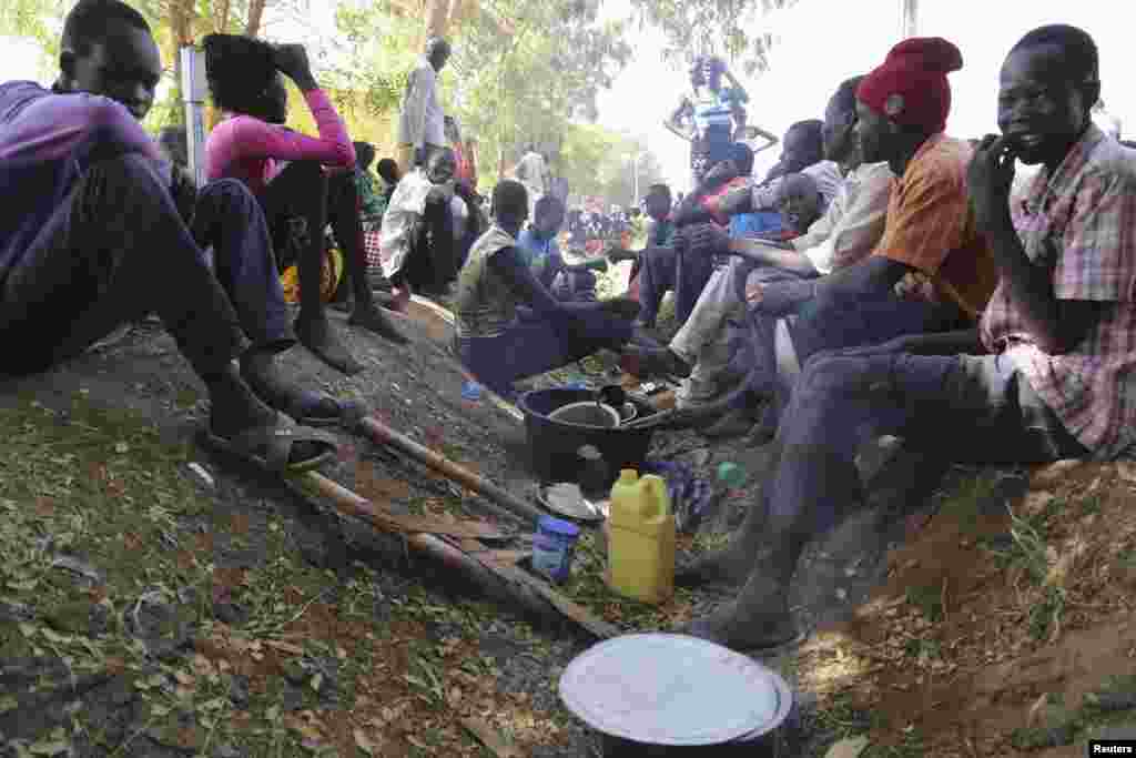 Civis descansam no campo das Nações Unidas nos arredores de Juba. Dez. 17, 2013.