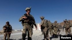 Американские военнослужащие ждут посадки на вертолет в провинции Логар в Афганистане