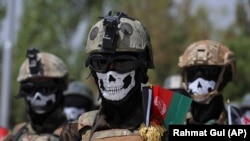 Les forces spéciales de l'armée afghane lors de la cérémonie de remise de leurs diplômes après un programme de formation de trois mois au centre de formation militaire de Kaboul, en Afghanistan, le 17 juillet 2021. 