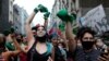 Aktivis hak-hak aborsi merayakan saat majelis rendah Argentina menyetujui RUU yang akan melegalkan aborsi di luar Kongres di Buenos Aires, Argentina, Jumat, 11 Desember 2020. (Foto: AP/Natacha Pisarenko)