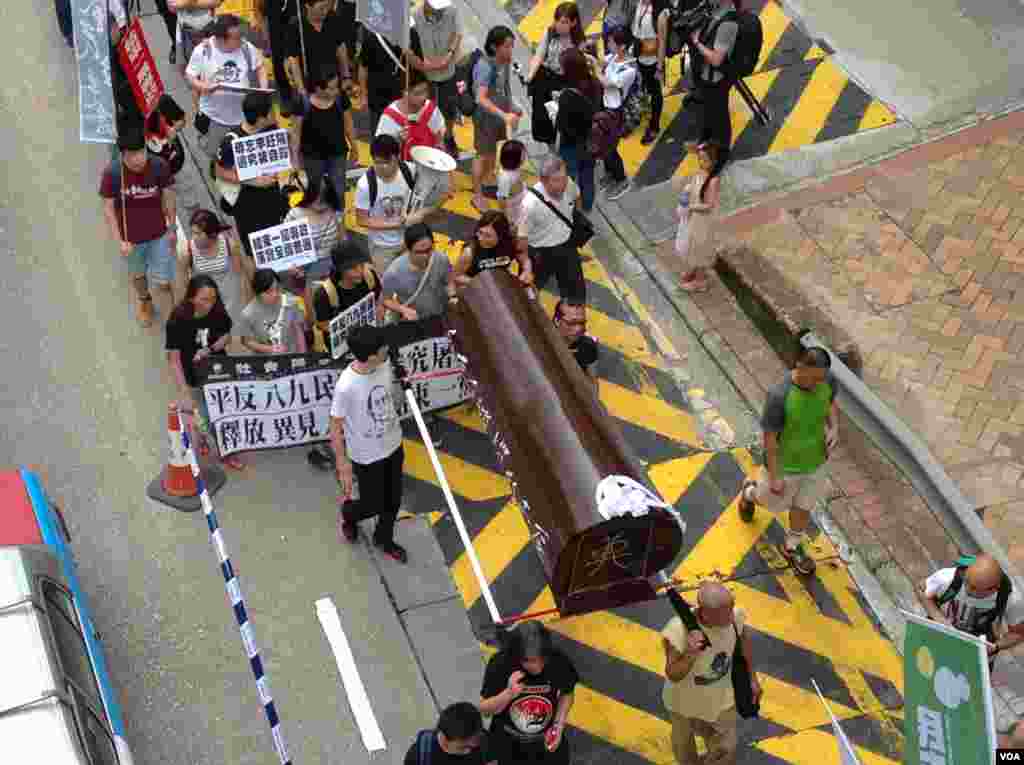 香港支联会举行年度爱国民主大游行(美国之音海彦拍摄)