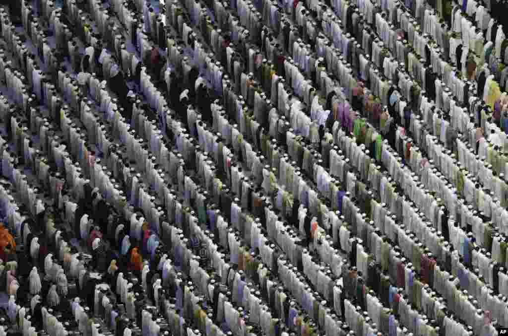 Muslim pilgrims pray outside the Grand mosque in Mecca, Saudi Arabia, October 22, 2012.